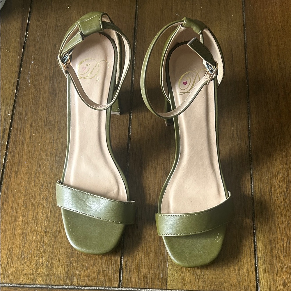 Delicious brand olive green ankle strap block heel sandals size 6.5